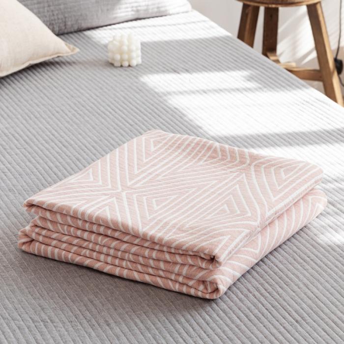 91家纺网 家纺一手货源 找家纺 朴尔 2020年新款加厚三层水洗棉全棉纱布毛巾被 等边三角-粉