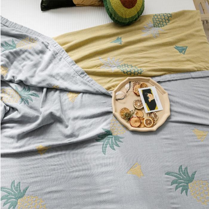 91家纺网 家纺一手货源 找家纺 朴尔 2020年新款水果系列四层纱布毛巾被 菠萝与三角-灰黄