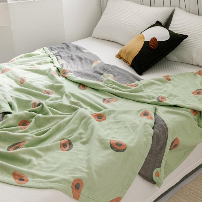 91家纺网 家纺一手货源 找家纺 朴尔 2020年新款水果系列四层纱布毛巾被 牛油果女孩-绿灰