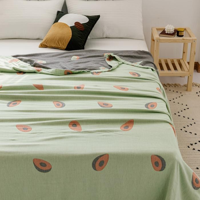 91家纺网 家纺一手货源 找家纺 朴尔 2020年新款水果系列四层纱布毛巾被 牛油果女孩-绿灰