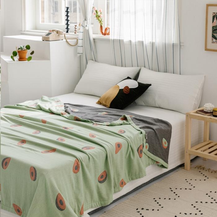 91家纺网 家纺一手货源 找家纺 朴尔 2020年新款水果系列四层纱布毛巾被 牛油果女孩-绿灰