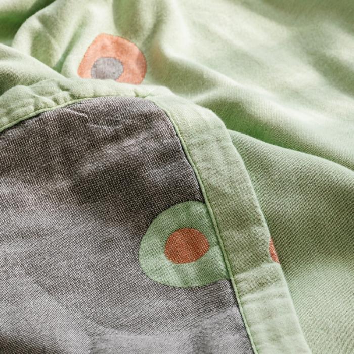 91家纺网 家纺一手货源 找家纺 朴尔 2020年新款水果系列四层纱布毛巾被 牛油果女孩-绿灰