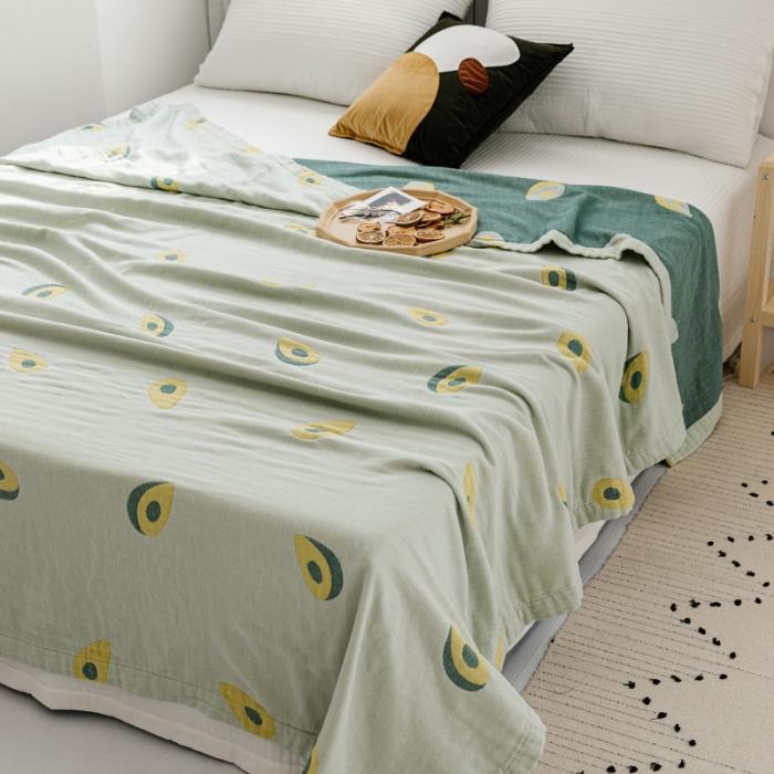 91家纺网 家纺一手货源 找家纺 朴尔 2020年新款水果系列四层纱布毛巾被 牛油果女孩-墨绿米