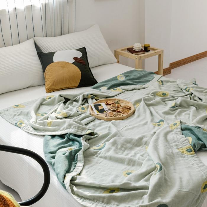 91家纺网 家纺一手货源 找家纺 朴尔 2020年新款水果系列四层纱布毛巾被 牛油果女孩-墨绿米