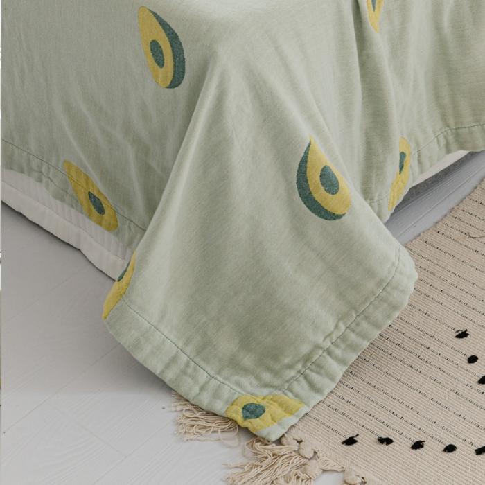 91家纺网 家纺一手货源 找家纺 朴尔 2020年新款水果系列四层纱布毛巾被 牛油果女孩-墨绿米