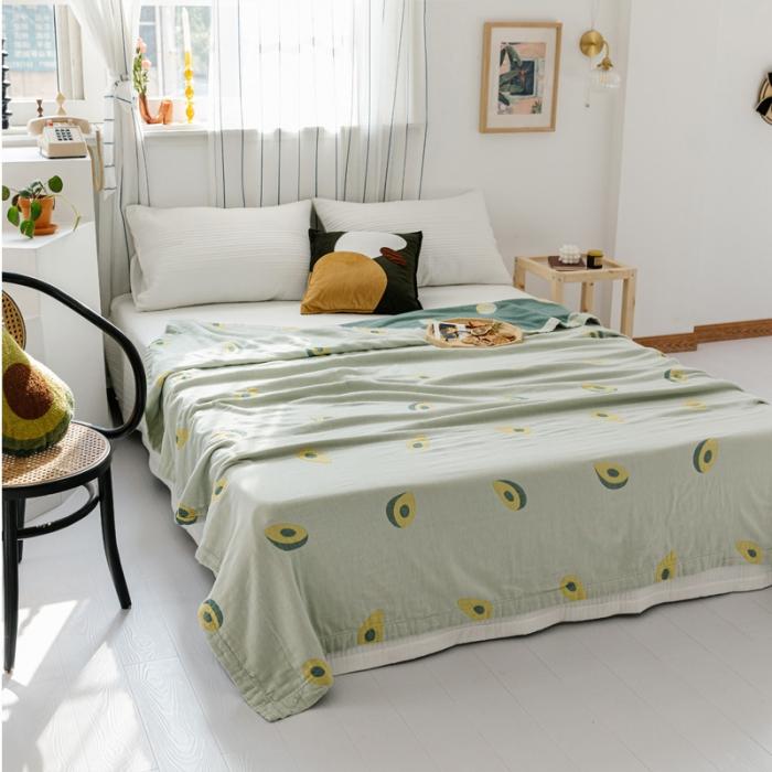 91家纺网 家纺一手货源 找家纺 朴尔 2020年新款水果系列四层纱布毛巾被 牛油果女孩-墨绿米