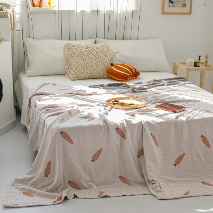 91家纺网 家纺一手货源 找家纺 朴尔 2020年新款水果系列四层纱布毛巾被 悠然胡萝卜-米灰