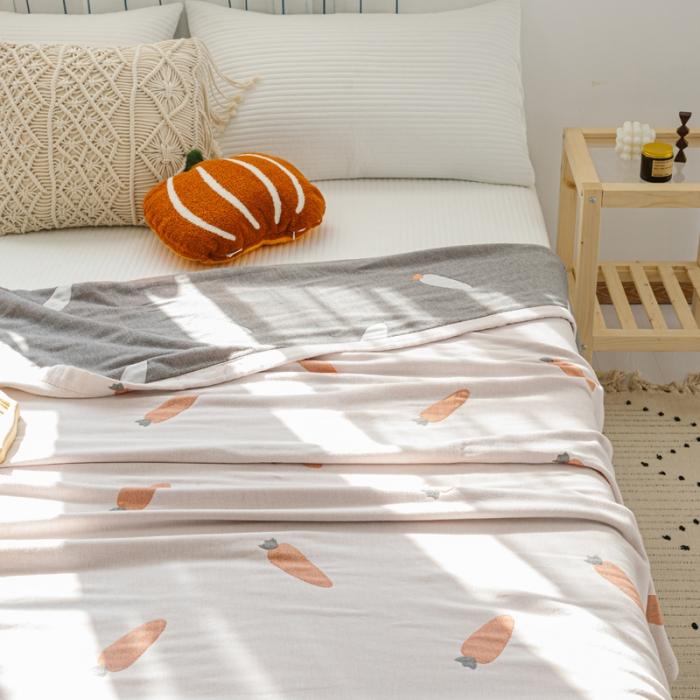 91家纺网 家纺一手货源 找家纺 朴尔 2020年新款水果系列四层纱布毛巾被 悠然胡萝卜-米灰