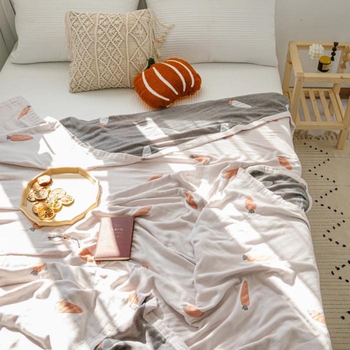 91家纺网 家纺一手货源 找家纺 朴尔 2020年新款水果系列四层纱布毛巾被 悠然胡萝卜-米灰