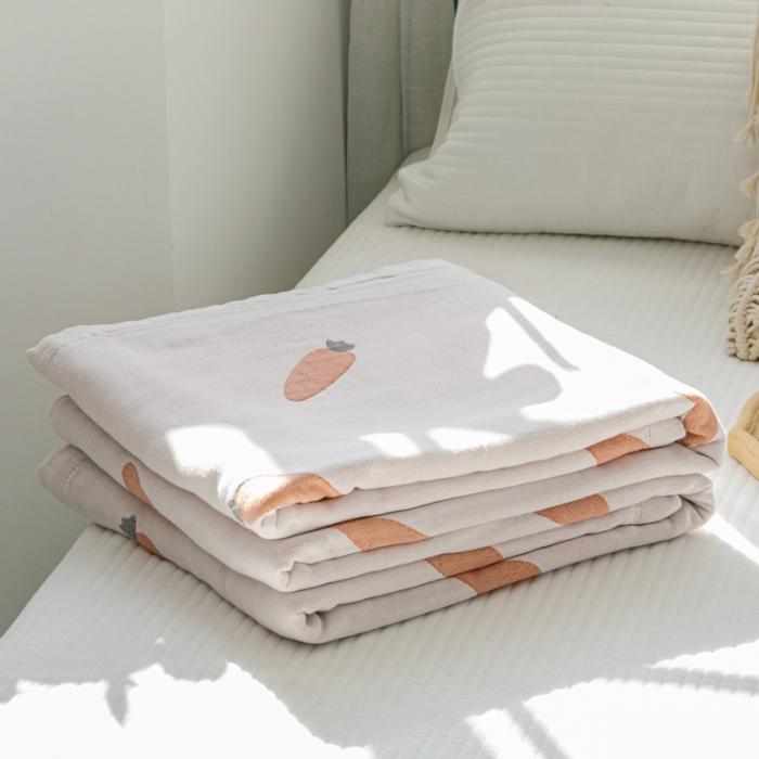 91家纺网 家纺一手货源 找家纺 朴尔 2020年新款水果系列四层纱布毛巾被 悠然胡萝卜-米灰