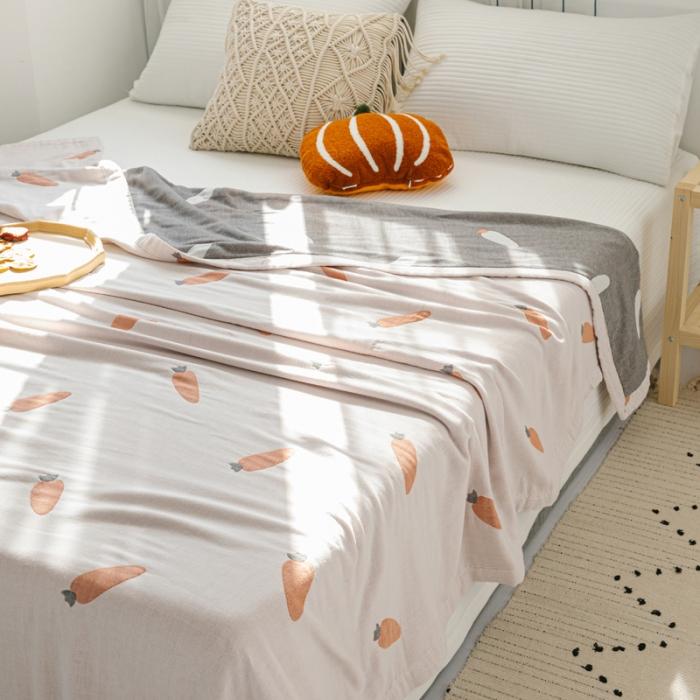 91家纺网 家纺一手货源 找家纺 朴尔 2020年新款水果系列四层纱布毛巾被 悠然胡萝卜-米灰