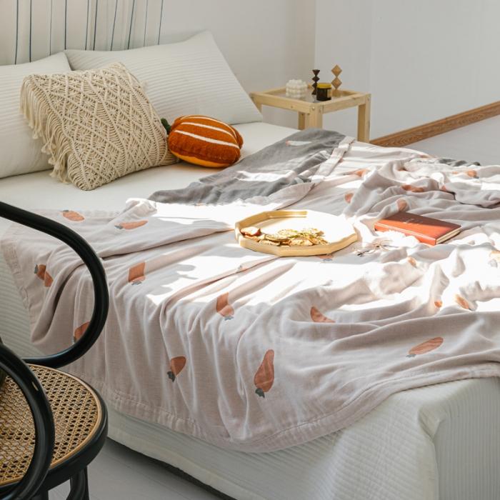 91家纺网 家纺一手货源 找家纺 朴尔 2020年新款水果系列四层纱布毛巾被 悠然胡萝卜-米灰