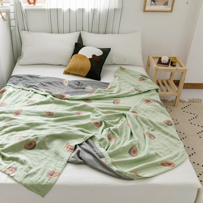 91家纺网 家纺一手货源 找家纺 朴尔 2020年新款水果系列四层纱布毛巾被 牛油果女孩-绿灰