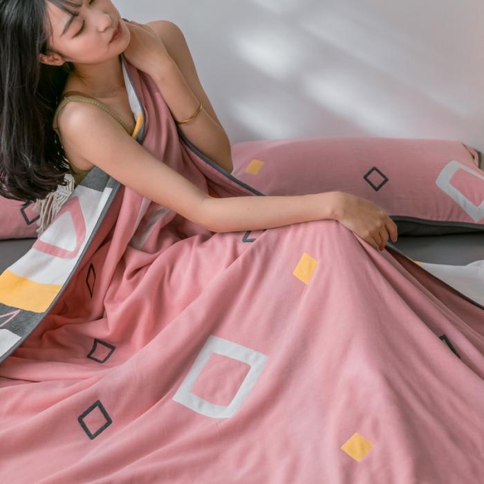 91家纺网 家纺一手货源 找家纺 朴尔2020新款时尚六层全棉纱布盖毯夏季毛巾被 时尚几何-粉