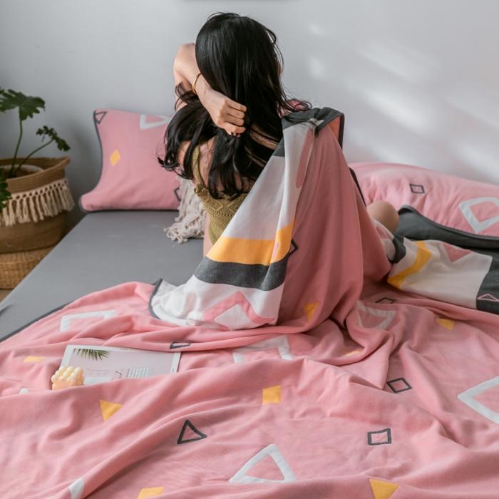 91家纺网 家纺一手货源 找家纺 朴尔2020新款时尚六层全棉纱布盖毯夏季毛巾被 时尚几何-粉