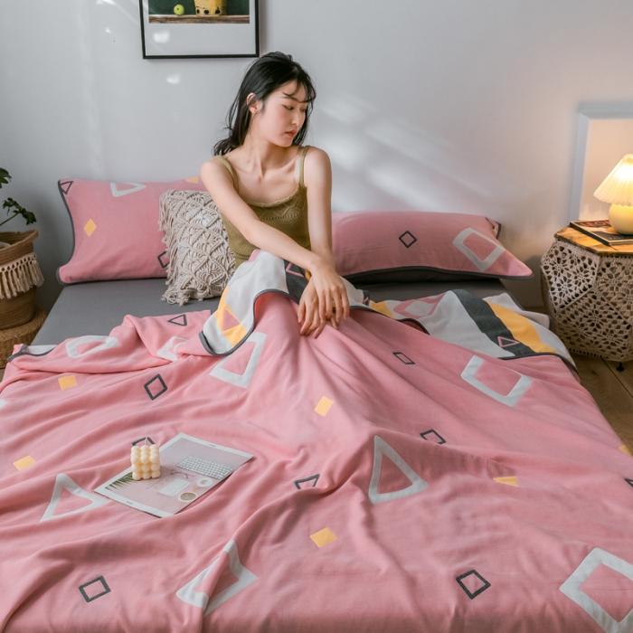91家纺网 家纺一手货源 找家纺 朴尔2020新款时尚六层全棉纱布盖毯夏季毛巾被 时尚几何-粉