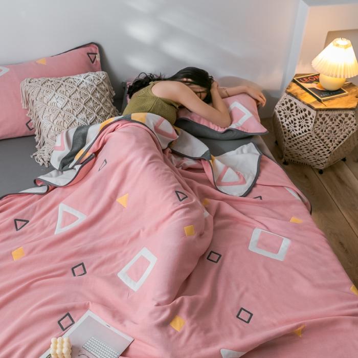 91家纺网 家纺一手货源 找家纺 朴尔2020新款时尚六层全棉纱布盖毯夏季毛巾被 时尚几何-粉