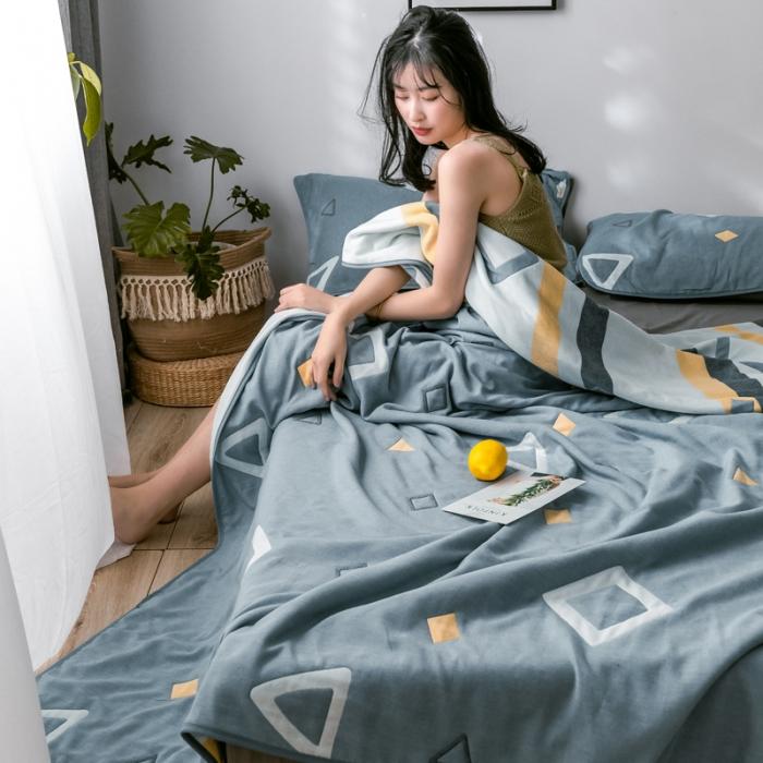 91家纺网 家纺一手货源 找家纺 朴尔2020新款时尚六层全棉纱布盖毯夏季毛巾被 时尚几何-蓝