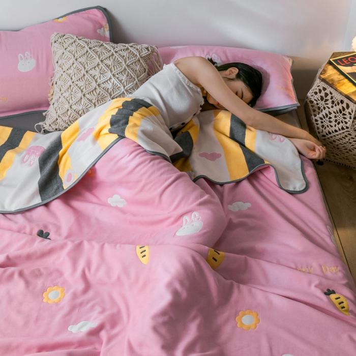 91家纺网 家纺一手货源 找家纺 朴尔2020新款时尚六层全棉纱布盖毯夏季毛巾被兔与胡萝卜-粉