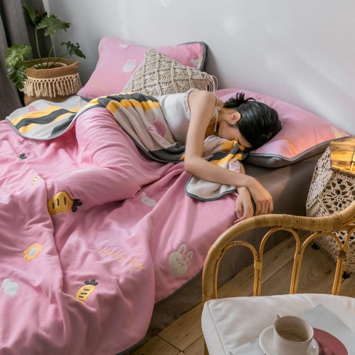 91家纺网 家纺一手货源 找家纺 朴尔2020新款时尚六层全棉纱布盖毯夏季毛巾被兔与胡萝卜-粉