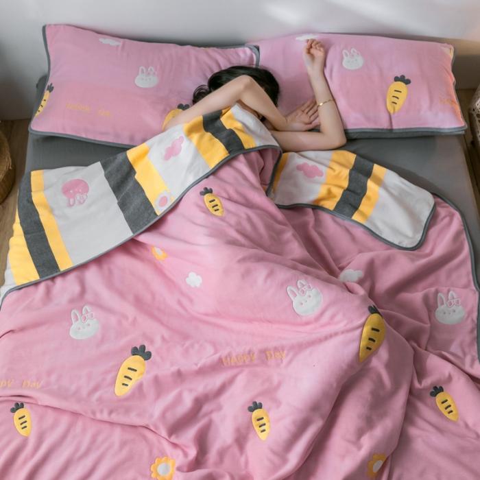 91家纺网 家纺一手货源 找家纺 朴尔2020新款时尚六层全棉纱布盖毯夏季毛巾被兔与胡萝卜-粉