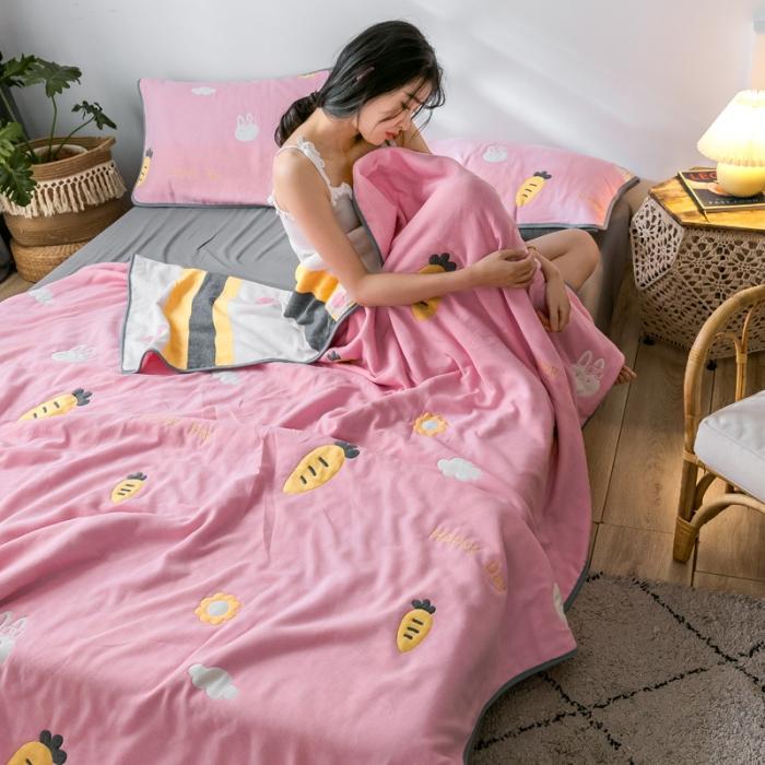 91家纺网 家纺一手货源 找家纺 朴尔2020新款时尚六层全棉纱布盖毯夏季毛巾被兔与胡萝卜-粉