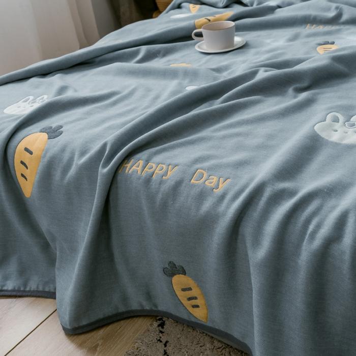 91家纺网 家纺一手货源 找家纺 朴尔2020新款时尚六层全棉纱布盖毯夏季毛巾被兔与胡萝卜-蓝