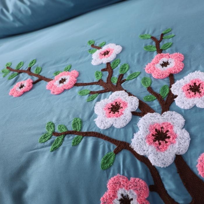 91家纺网 家纺一手货源 找家纺 13372田园风全棉毛巾绣四件套纯棉绣花全棉刺绣桃花朵朵湖蓝