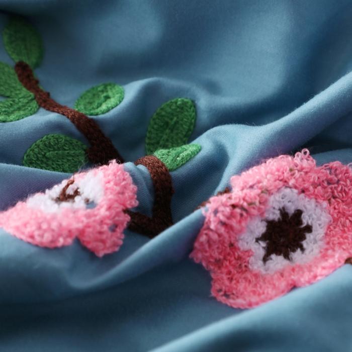 91家纺网 家纺一手货源 找家纺 13372田园风全棉毛巾绣四件套纯棉绣花全棉刺绣桃花朵朵湖蓝