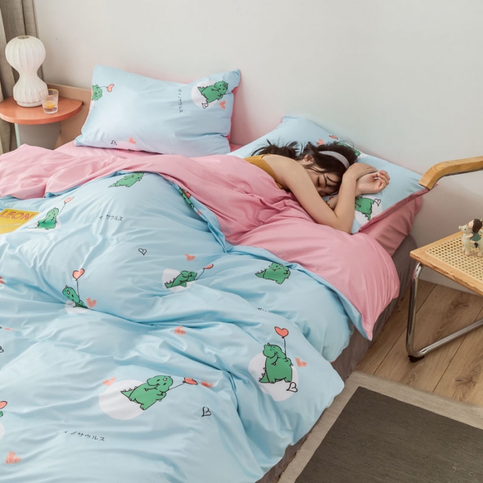 91家纺网 家纺一手货源 找家纺 爱缦 2020日系针织棉数码小版印花四件套 恐龙宝贝