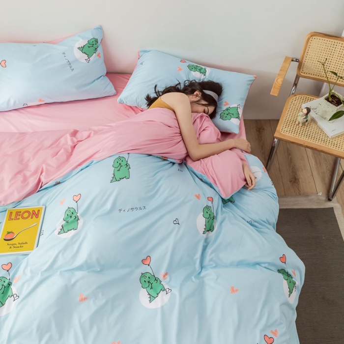 91家纺网 家纺一手货源 找家纺 爱缦 2020日系针织棉数码小版印花四件套 恐龙宝贝