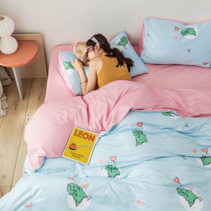 91家纺网 家纺一手货源 找家纺 爱缦 2020日系针织棉数码小版印花四件套 恐龙宝贝