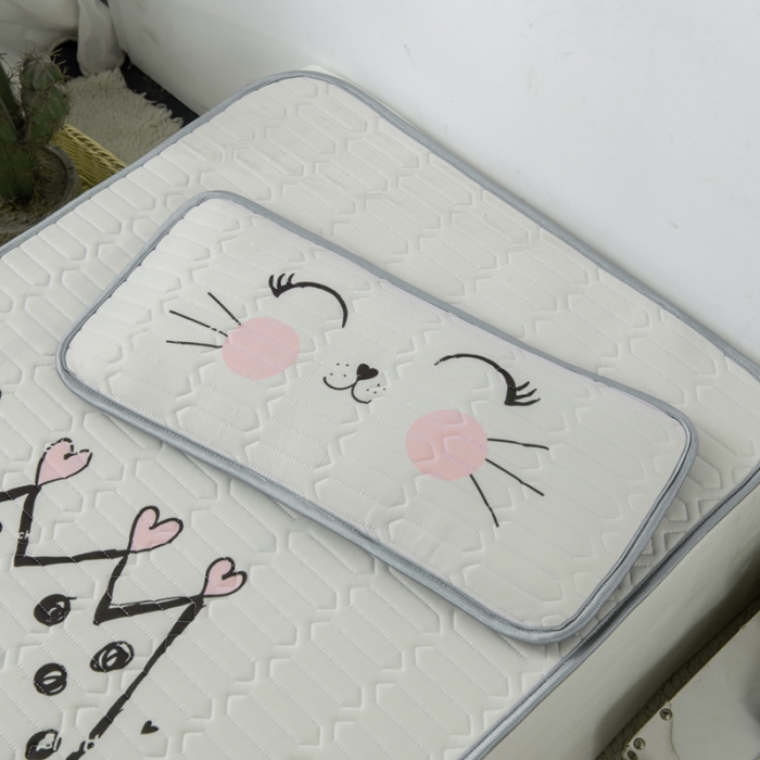 91家纺网 家纺一手货源 找家纺 小芽 2024新款儿童冰感丝乳胶凉席床款 皇冠喵喵