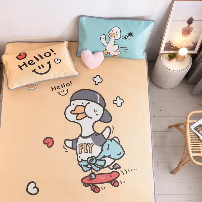 91家纺网 家纺一手货源 找家纺 佰亿莱2024新款数码印花卡通大版数码冰丝席凉席 加油鸭