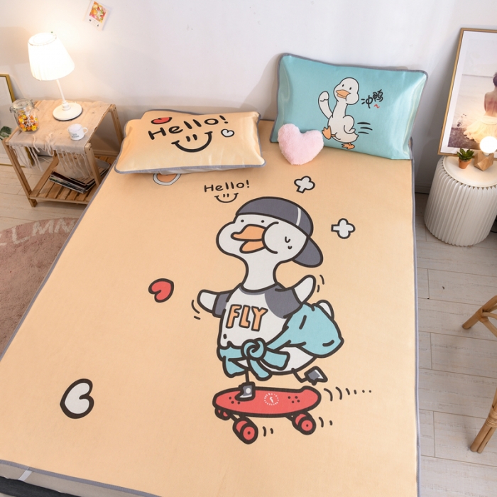 91家纺网 家纺一手货源 找家纺 佰亿莱2024新款数码印花卡通大版数码冰丝席凉席 加油鸭