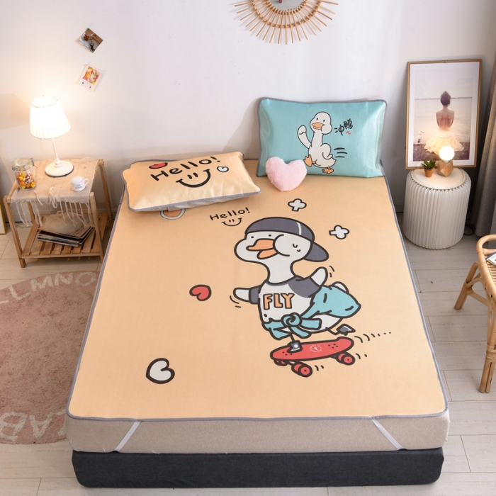 91家纺网 家纺一手货源 找家纺 佰亿莱2024新款数码印花卡通大版数码冰丝席凉席 加油鸭