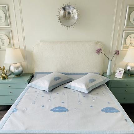 91家纺网 家纺一手货源 找家纺 本希 2020高端可水洗冰丝凉席提花系列实拍图小云朵-天空蓝