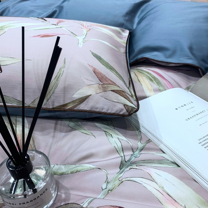 91家纺网 家纺一手货源 找家纺 优然居2020新款60S长绒棉贡缎数码印花嵌绳四件套漫叶迷莎