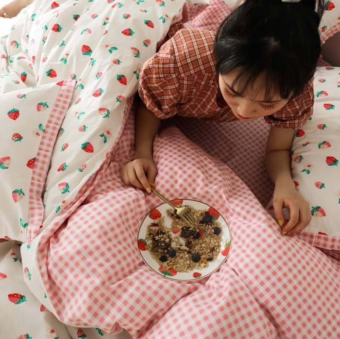 91家纺网 家纺一手货源 找家纺 澳萝拉 2020新款13372全棉花边碎花款四件套 甜心草莓