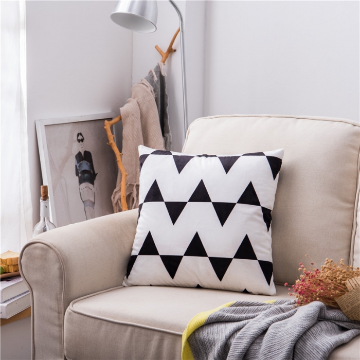 91家纺网 家纺一手货源 找家纺 博笔熊 2020新款荷兰绒抱枕 黑三角