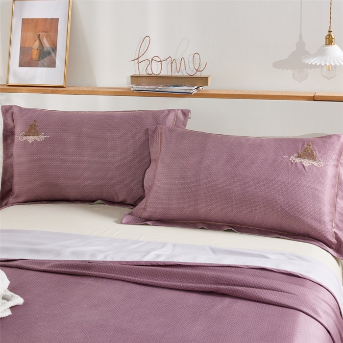 91家纺网 家纺一手货源 找家纺 威克凯丽 2021新款绣花款竹语天丝软凉席 爱丁堡-玛雅红