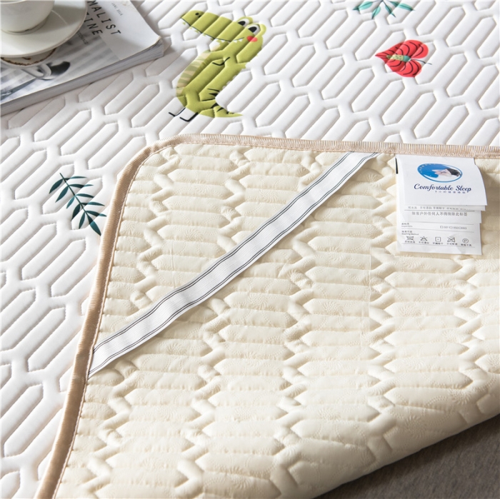 91家纺网 家纺一手货源 找家纺 威克凯丽 2021新款凉感丝印花乳胶凉席 绿恐龙