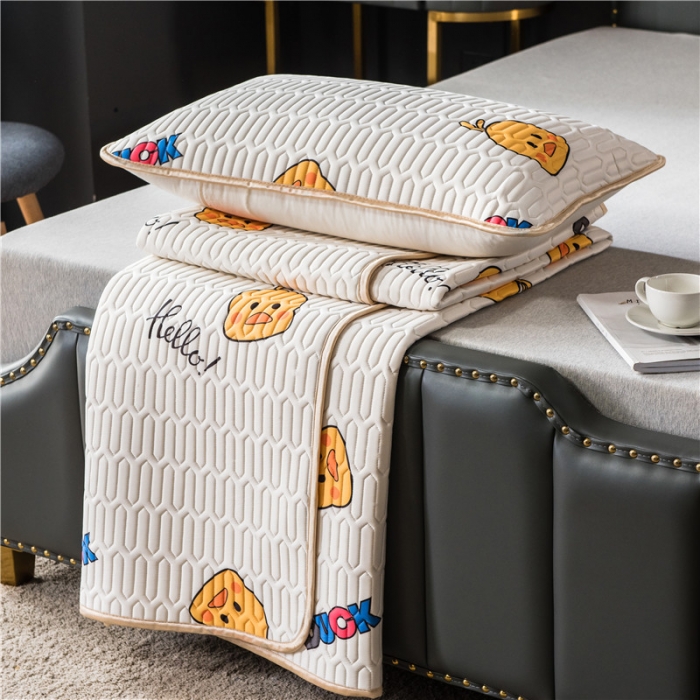 91家纺网 家纺一手货源 找家纺 威克凯丽 2021新款凉感丝印花乳胶凉席 小黄鸭-米黄