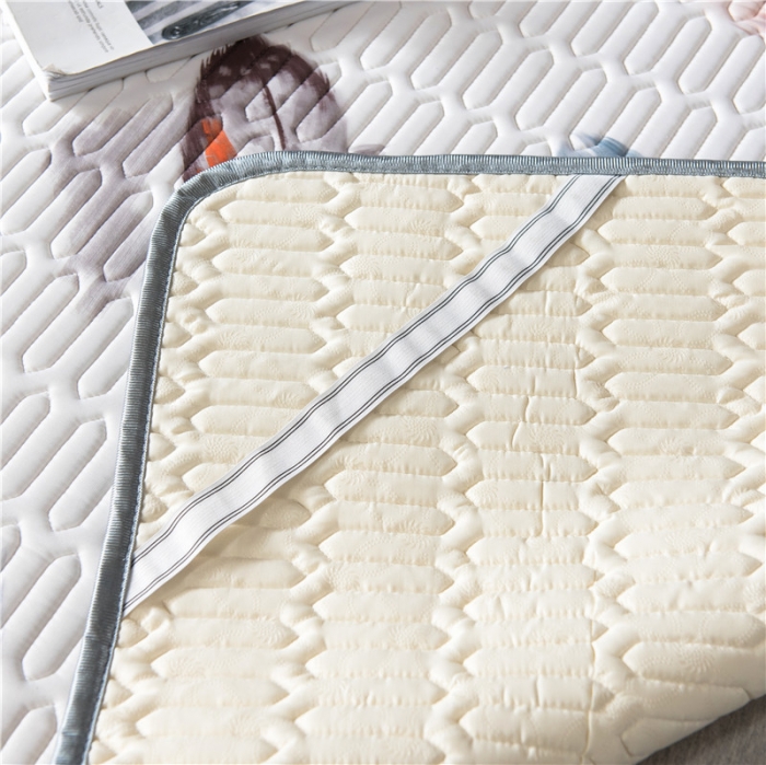 91家纺网 家纺一手货源 找家纺 威克凯丽 2021新款凉感丝印花乳胶凉席 羽翼-白