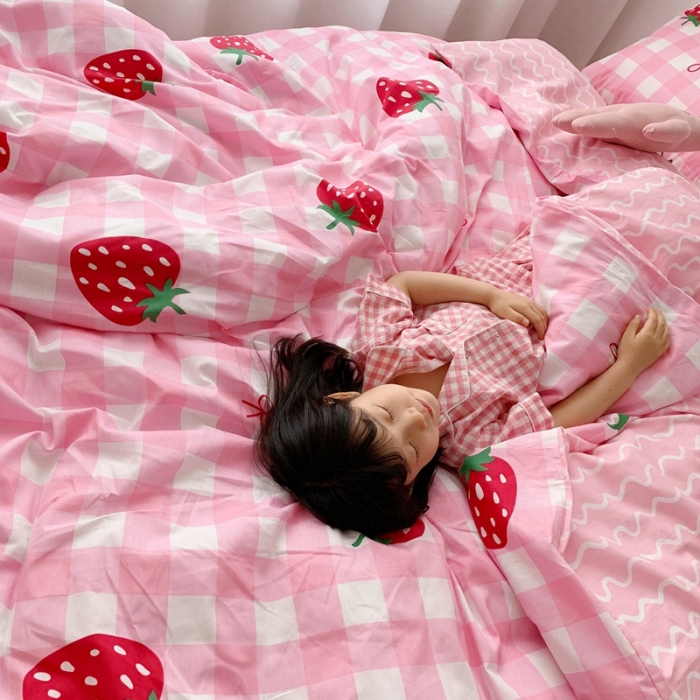 91家纺网 家纺一手货源 找家纺 顾里 2020新款ins网红全棉四件套 格子草莓