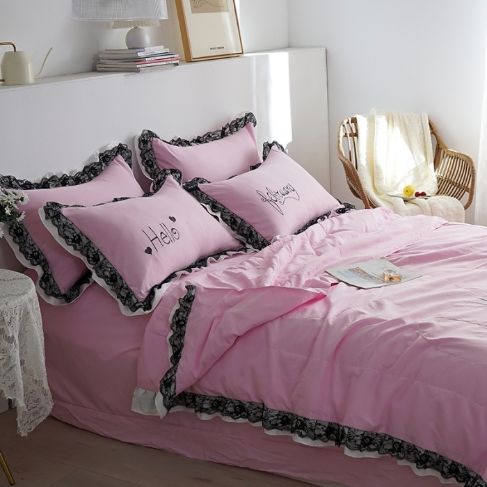 91家纺网 家纺一手货源 找家纺 骏腾家纺 2022新款水洗棉夏被四件套蕾丝绣花款美丽-粉色
