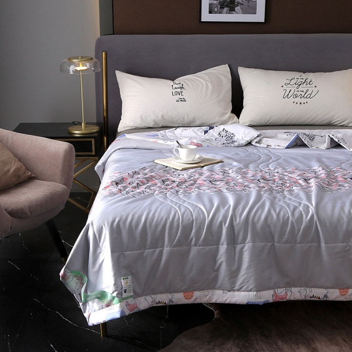 91家纺网 家纺一手货源 找家纺 卡奥 2020新款双面天丝夏被 蓝白花+动物庄园