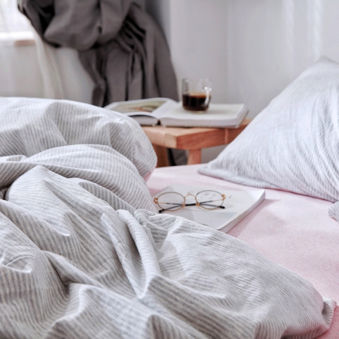 91家纺网 家纺一手货源 找家纺 华超针织 2021新款针织四件套 粉灰细条