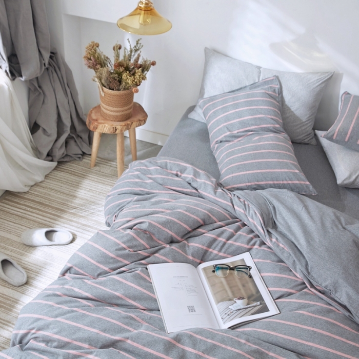 91家纺网 家纺一手货源 找家纺 华超针织 2021新款针织四件套 灰粉宽条