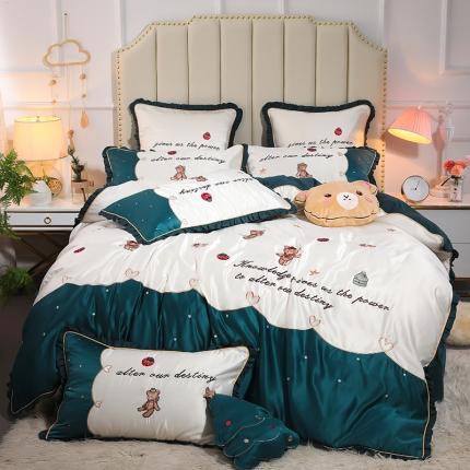 91家纺网 家纺一手货源 找家纺 博纳60s水洗真丝13372全棉刺绣四件套威尼熊棚拍图 白-墨绿